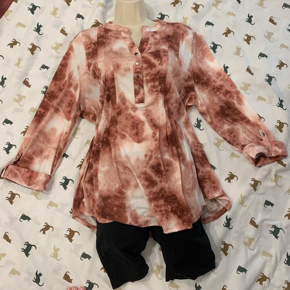 3/4 Roll Tab , Split Neck Top in Maroon/Pink